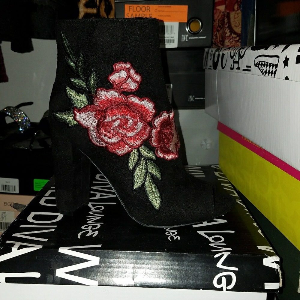 Shoes - Picture 2 of 7